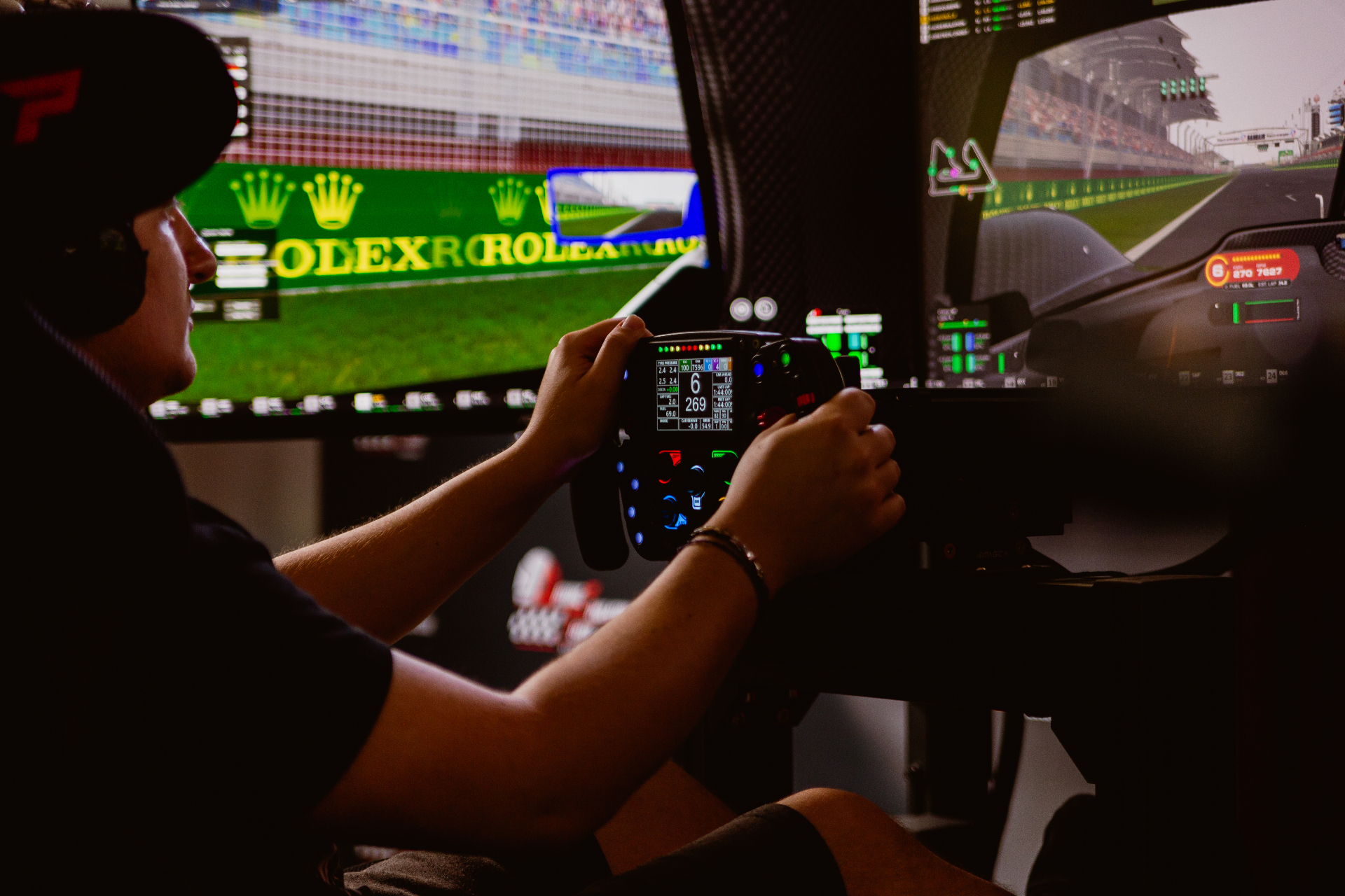 Volante GT con display attivo durante una gara su circuito Rolex al simulatore DSC